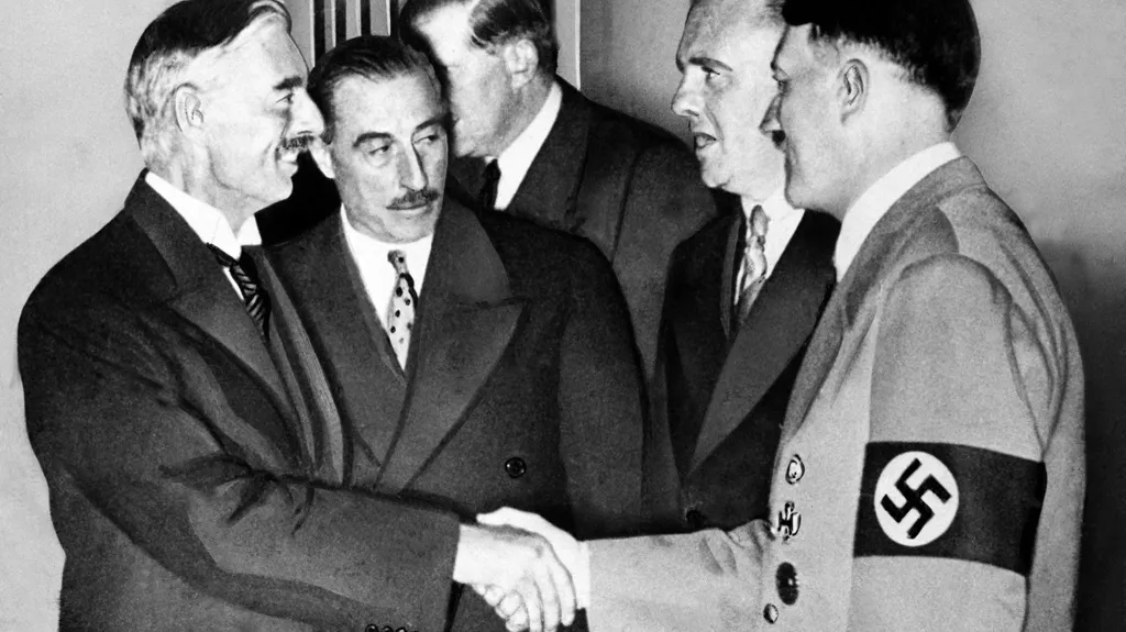 Neville Chamberlain a Adolf Hitler při podpisu mnichovské dohody, 29. září 1938