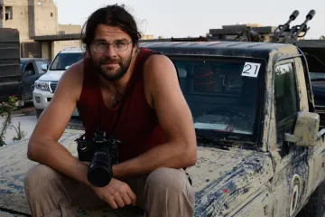 Válečného reportéra v Česku nemáme, říká český fotograf, který fotí válku a šamany