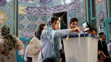 Íránci hlasují v předčasných prezidentských volbách