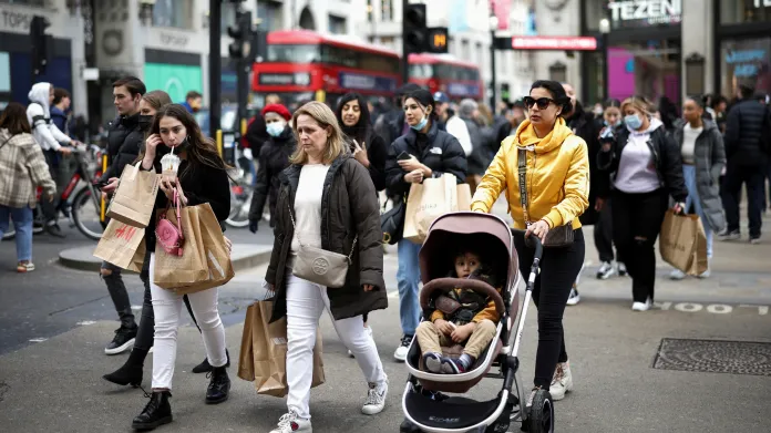 Londýnské ulice jsou znovu plné lidí