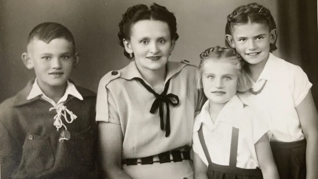 Marta Zápotočná (vpravo) s maminkou a mladšími sourozenci (1952)