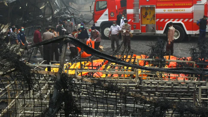 Hasiči zakrývají těla obětí exploze