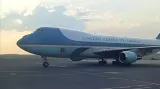 Air Force One přistává v Praze