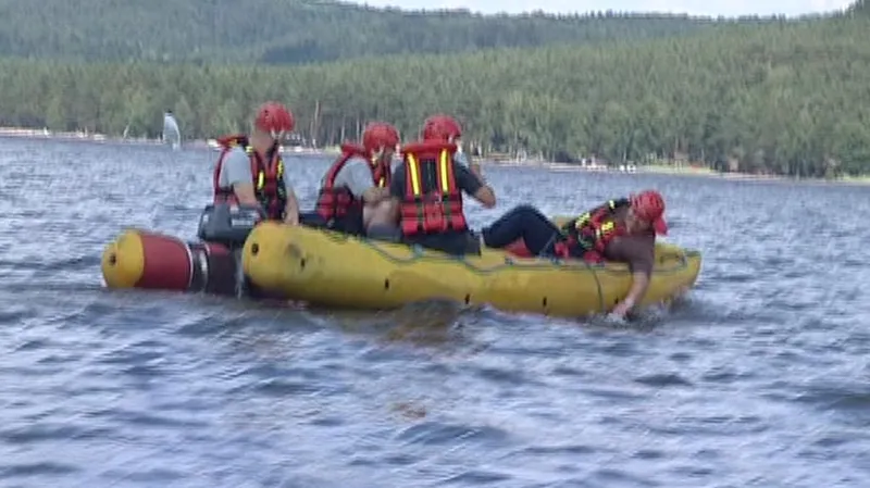 Na Máchově jezeře hledají záchranáři zmizelého německého turistu.