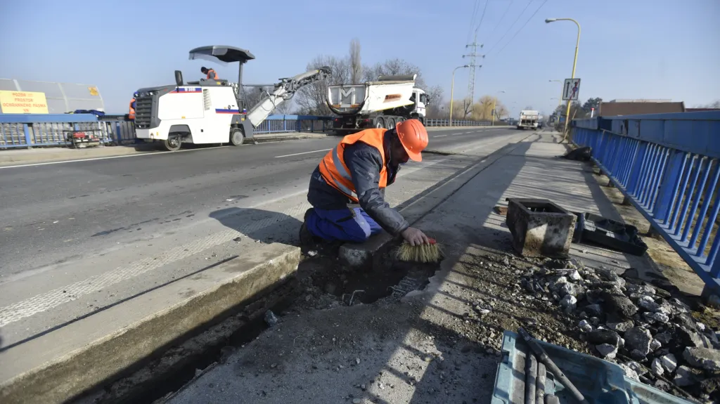 Oprava mostu v Otrokovicích