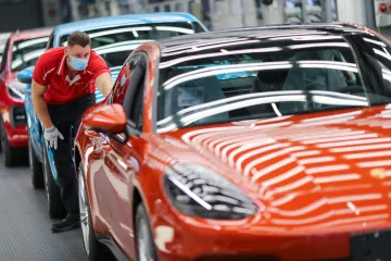 Prodej aut v EU v květnu propadl o více než polovinu. Oproti předchozímu měsíci ale pokles zpomalil