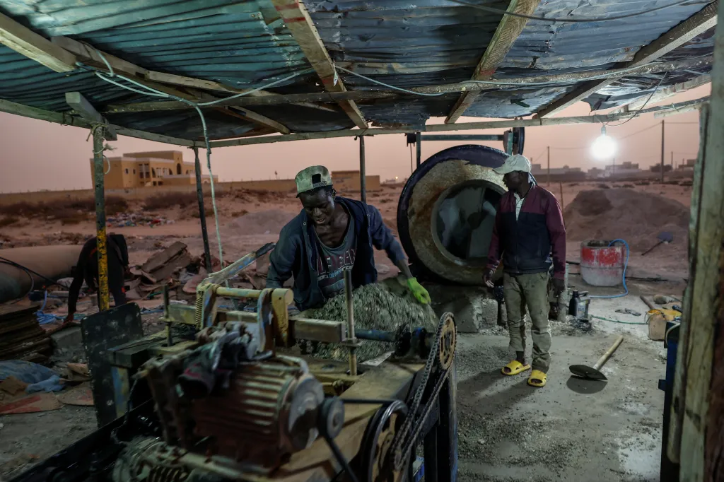 Stále sní o Evropě, ale místo na malém člunu na Kanárské ostrovy stojí zhruba 2700 dolarů (56 214 korun) a on vydělává jen pět až sedm dolarů denně. Návrat do Mali pro něj nepřipadá v úvahu