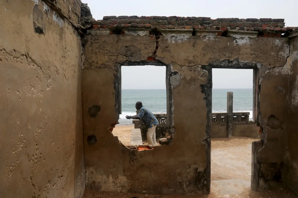 Togo jako jedna z nejchudších zemí světa nemá prostředky na řešení situace. Z pobřeží tak postupně mizí desítky rybářských vesnic a lidé jsou nuceni odejít do vnitrozemí