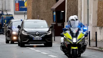 Bývalý francouzský prezident Nicolas Sarkozy opouští ve vozidle vězení La Santé