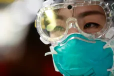 Česko vyšetřuje první pacienty s podezřením na koronavirus. Nákaza se dosud u žádného neprokázala