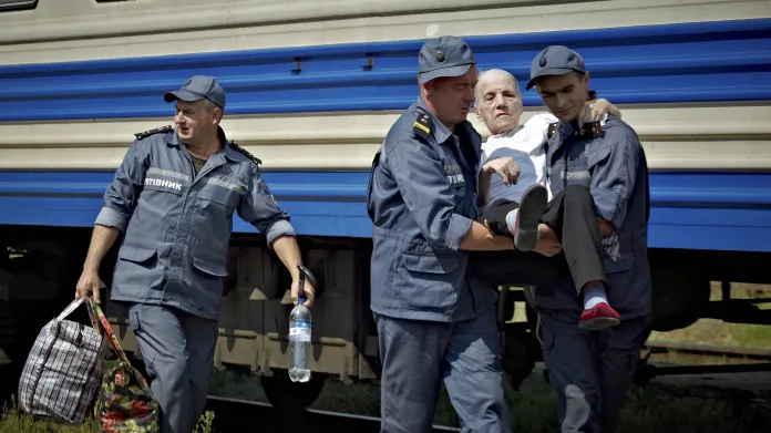 Ukrajinští záchranáři evakuují obyvatele malého města Svatovo na východě země. Strach z eskalace konfliktu v oblasti donutil lidi opustit své domovy a uchýlit se do uprchlických táborů.