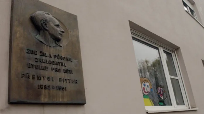 Pamětní deska věnovaná Přemyslu Pitterovi na stěně Milíčova domu v Praze na Žižkově.