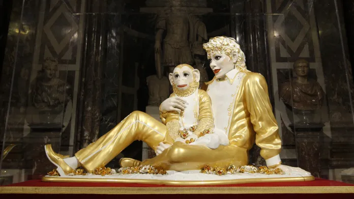 Socha Michaela Jacksona od Jeffa Koonse na výstavě ve Versailles