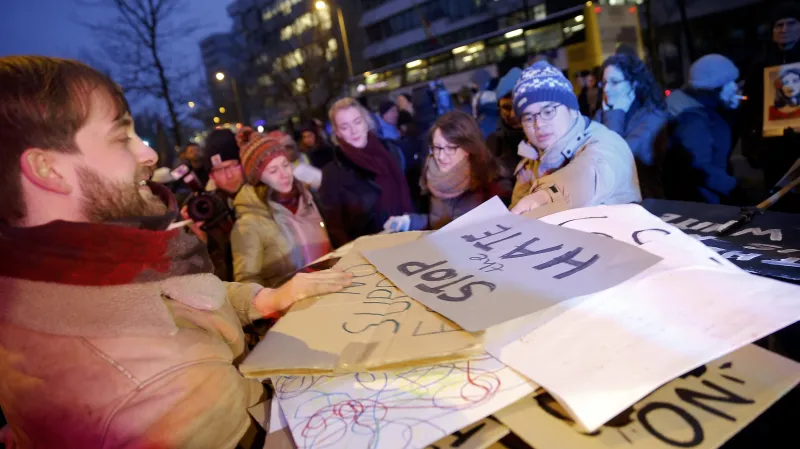 Demonstranti proti volbě Donalda Trumpa prezidentem si rozebírají bannery a transparenty k protestu před jeho inaugurací