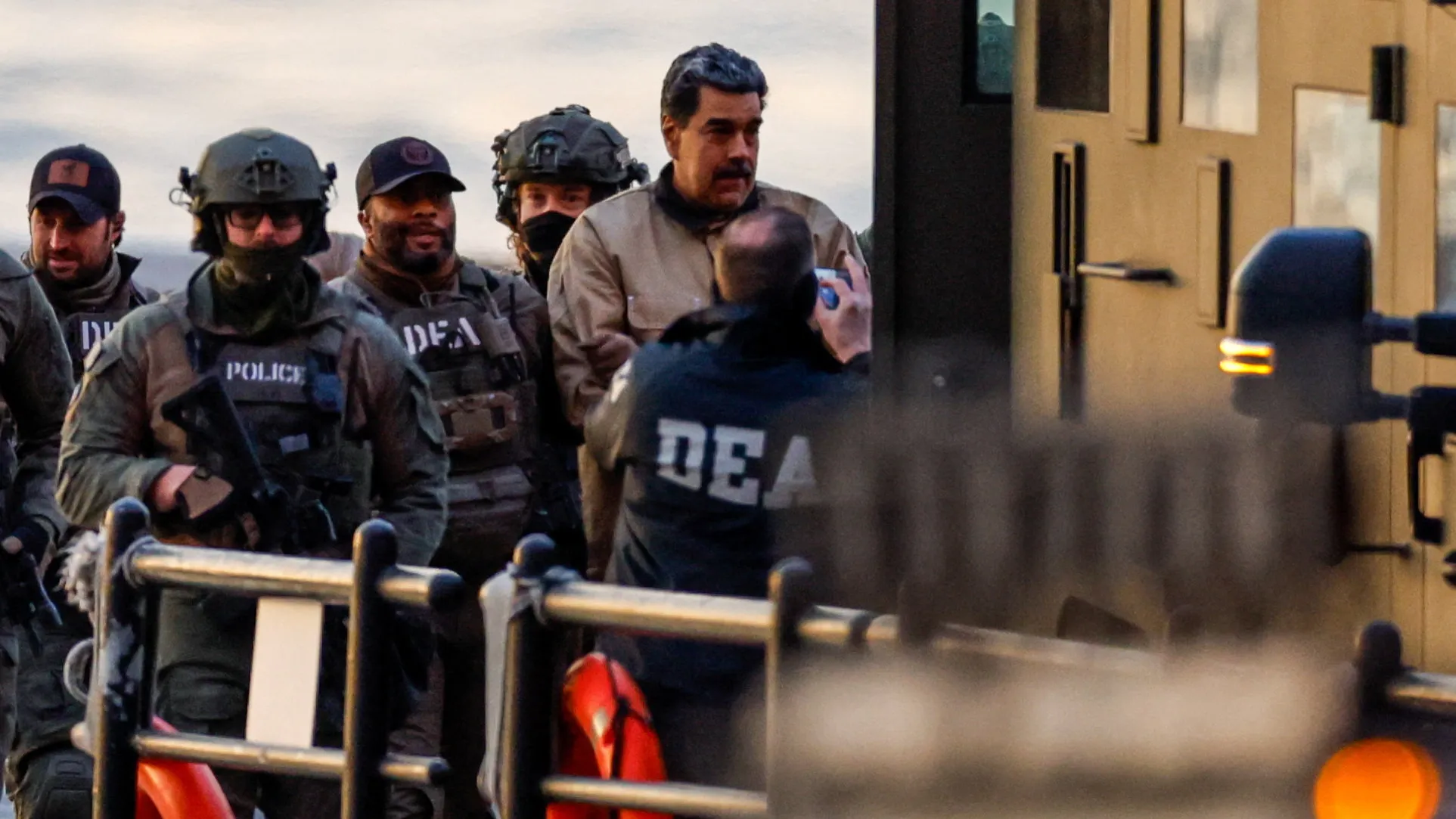 Madura a jeho ženu přepravili k soudu na Manhattanu