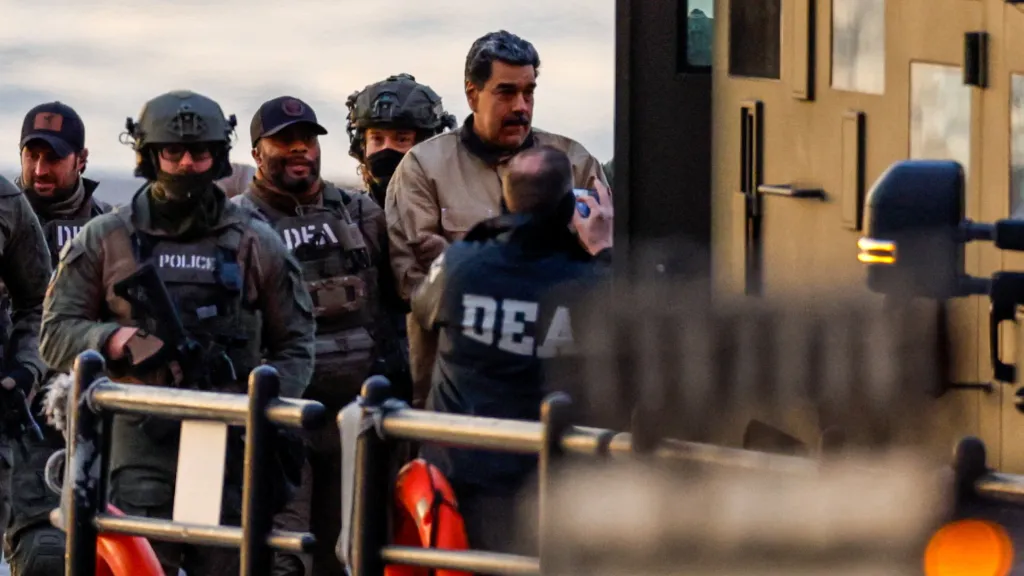 Zajatý venezuelský prezident Nicolás Maduro přilétá na heliport v centru Manhattanu, odkud míří před americký federální soud, 5. ledna 2026