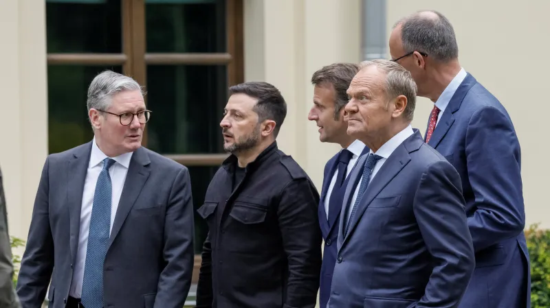 Keir Starmer, Volodymyr Zelenskyj, Emmanuel Macron, Donald Tusk a Friedrich Merz na jednání v Kyjevě v květnu 2025