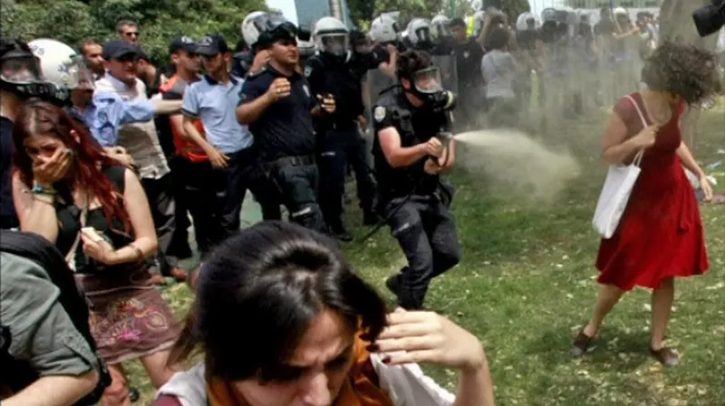 Útok slzným plynem na dívku v červeném