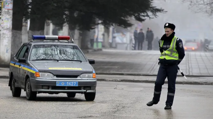 Ukrajinská policie před budovou krymského parlamentu
