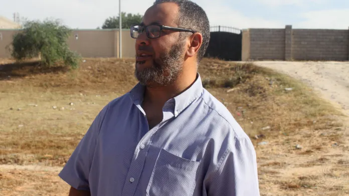 Ramadan Abedi hovoří s médii krátce před zadržením policií