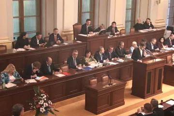 Babišova vláda žádá poslance o důvěru, kterou jí nikdo nechce dát