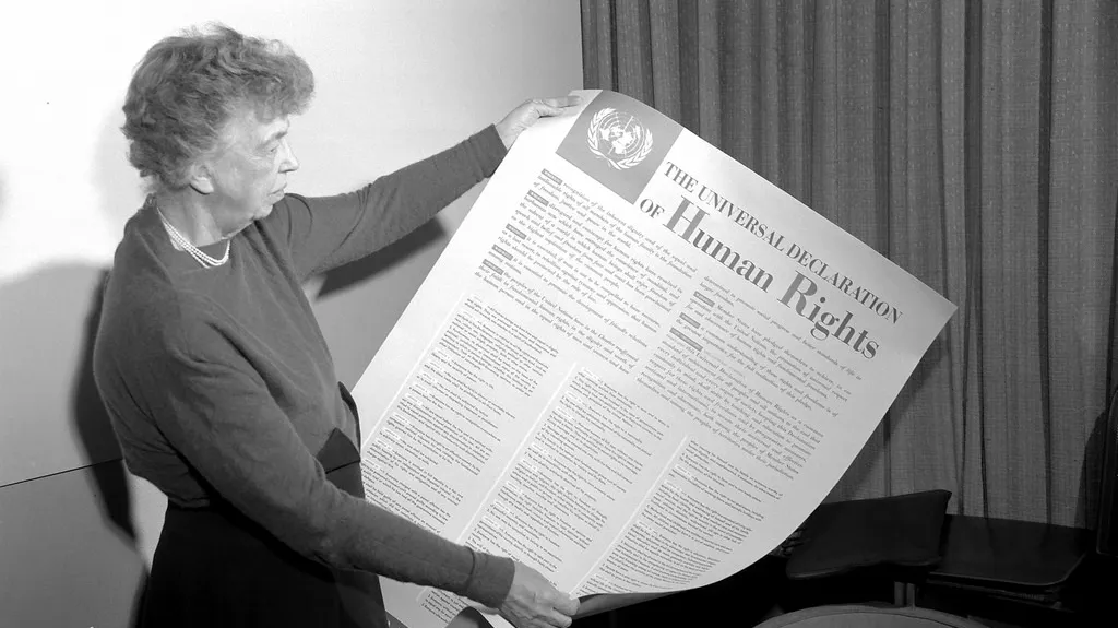 Eleanor Rooseveltová s čerstvě přijatou Všeobecnou deklarací lidských práv