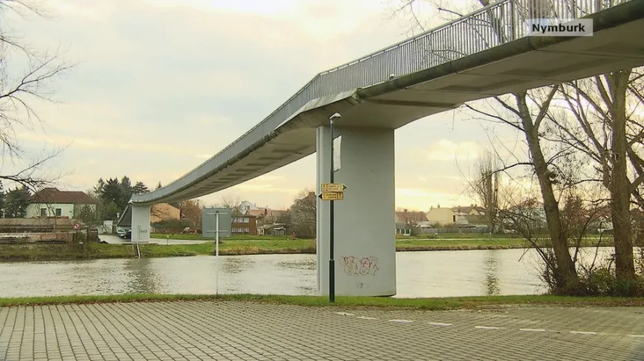 Lávka v Nymburku je stejná jako byla v Praze