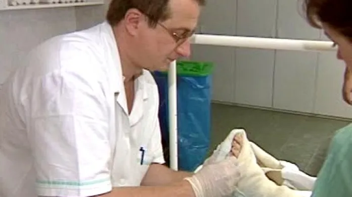 Lékař ošetřuje poraněnou nohu