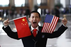 Čína chce trestat vlastní firmy, které neodmítnou americké sankce, píše BBC
