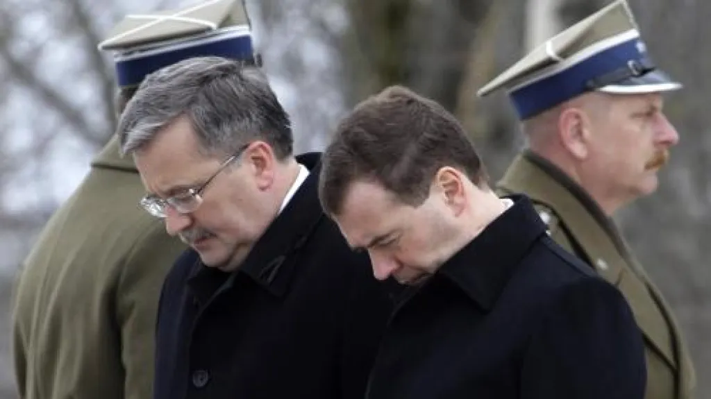 Dmitrij Medveděv a Bronislaw Komorowski uctili ve Smolensku památku obětí havárie polského vládního speciálu