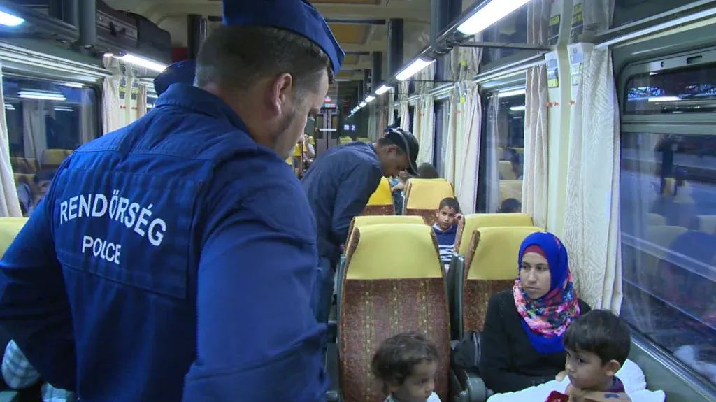 Maďarská policie kontroluje cestující ve vlaku do Německa