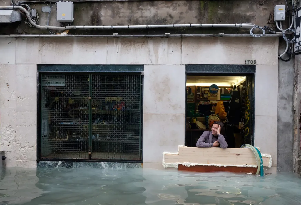 Obchodnice v Benátkách si nenechala vzít úsměv ani poté, co byl její obchod zatopený vodou během rekordních záplav