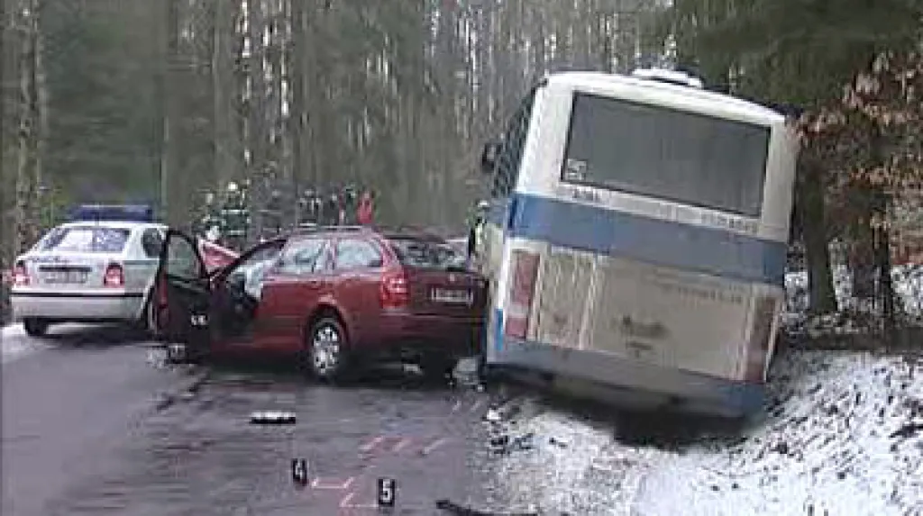 Nehoda autobusu a osobního auta