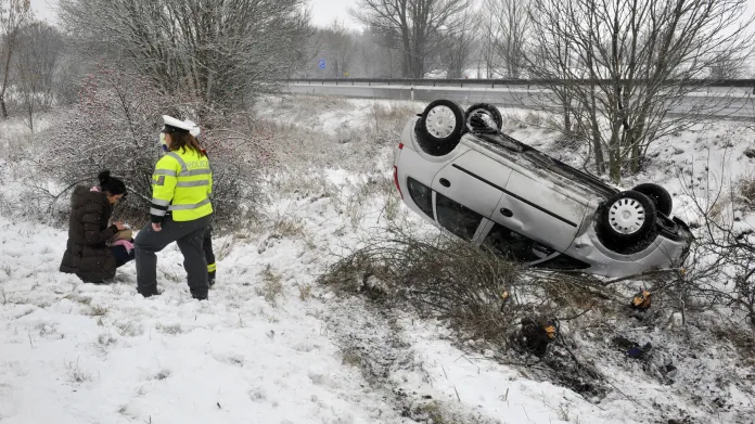 Desítky dopravních nehod bez tragických následků způsobilo dnes počasí, jedna nehoda se stala i u Olomouce.