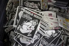 Charlie Hebdo rok po útoku varuje před fanatiky: „Vrah je stále tam venku“
