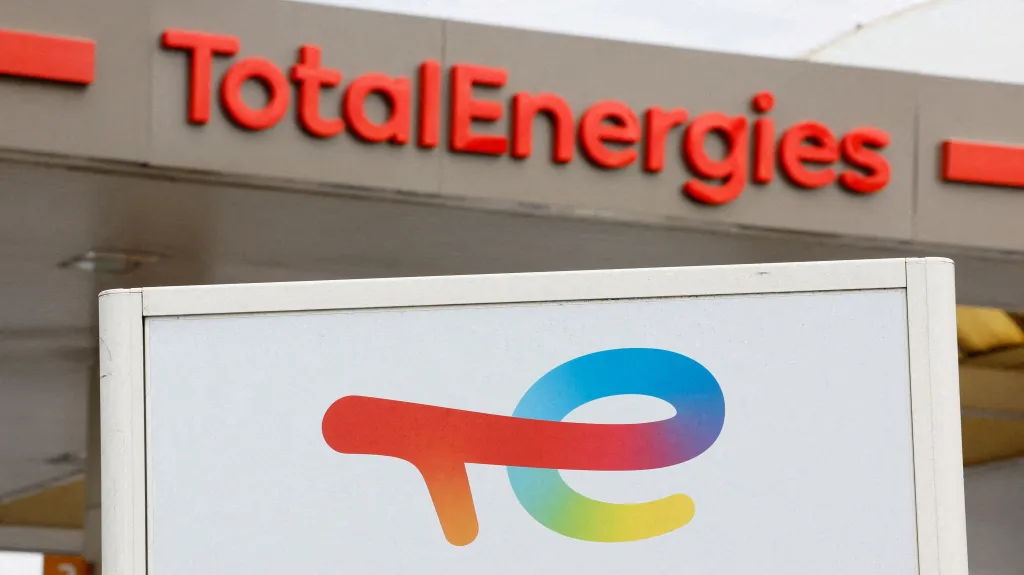 Logo TotalEnergies na čerpací stanici v Nice