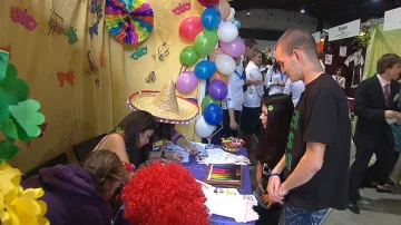 Studenti se učí starat o fiktivní firmy