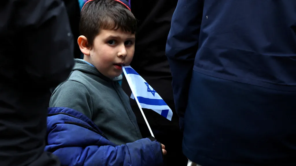 Chlapec během proizraelské vigilie v Manchesteru (11. října 2023)