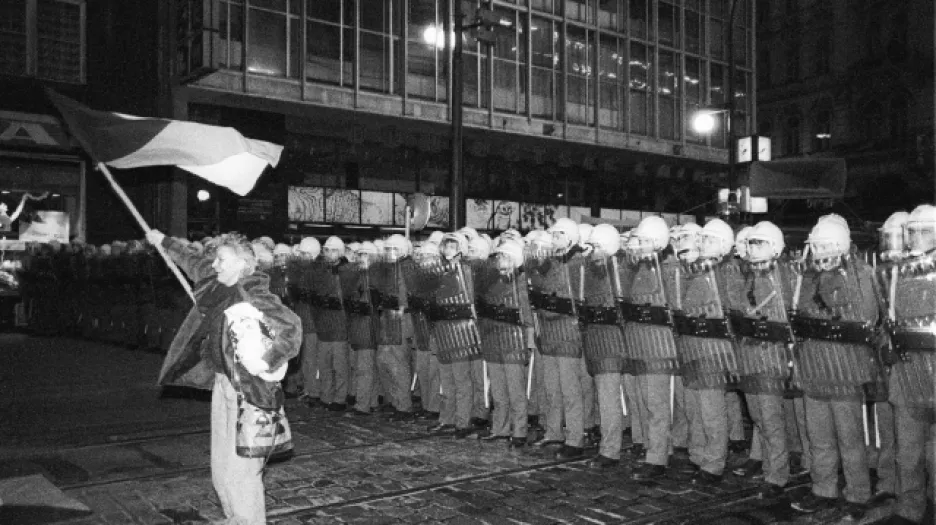 Veřejná bezpečnost na Národní třídě 17. 11. 1989