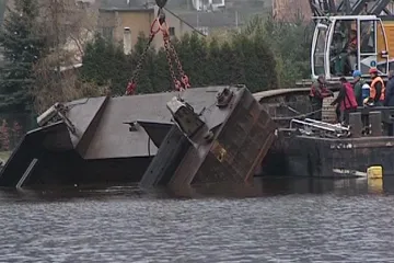 Poslední díl potopeného člunu vyloví z Labe ve středu
