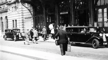Pouliční ruch před Wilsonovým nádražím v Praze ve 30. letech minulého století