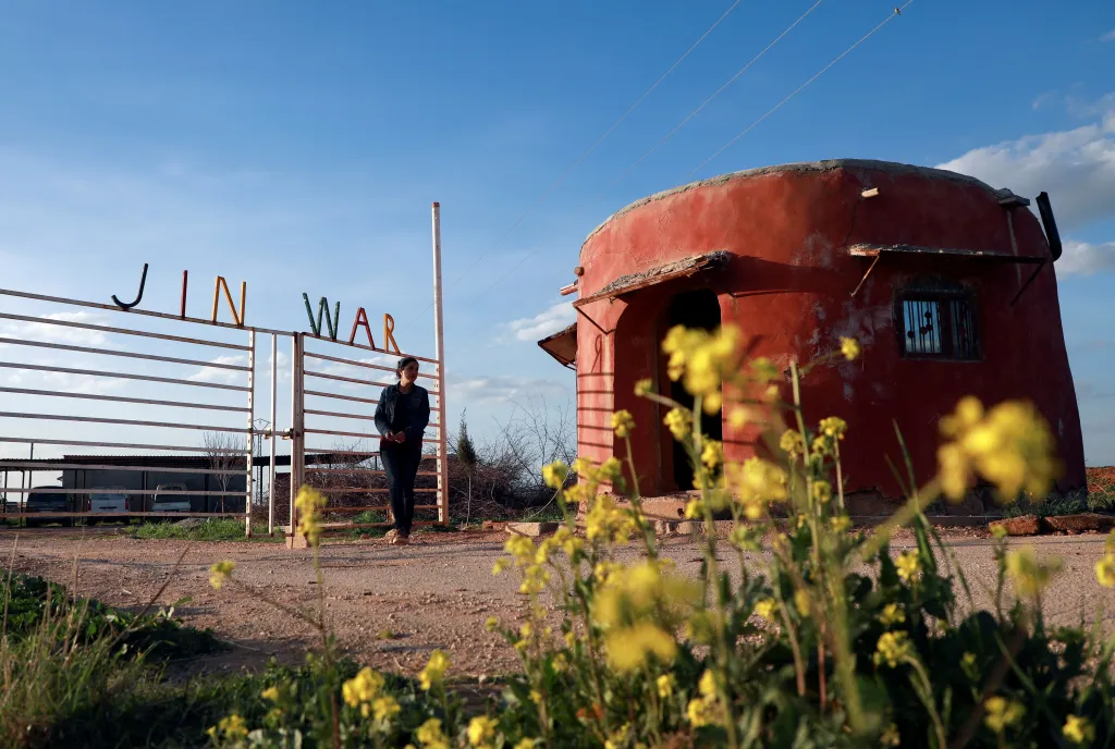 Inspirací byla keňská vesnice Umoja. Na snímku před bránou do Jinwaru stojí jedna z obyvatelek