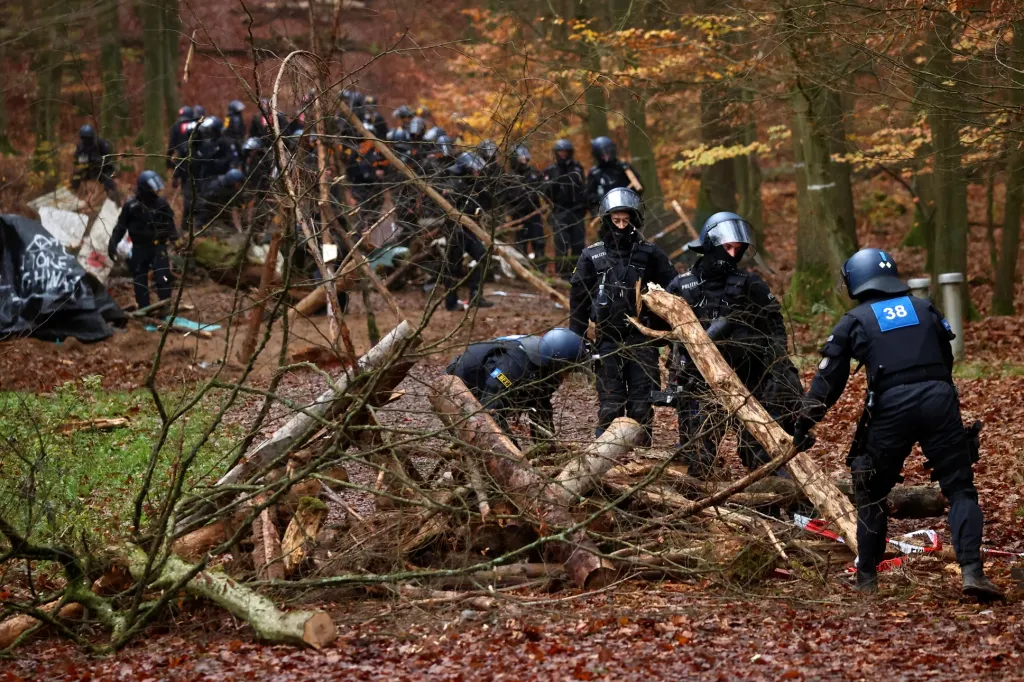 Aktivisté blokují v Německu výstavbu dálnice A49 v lese Dannenroeder