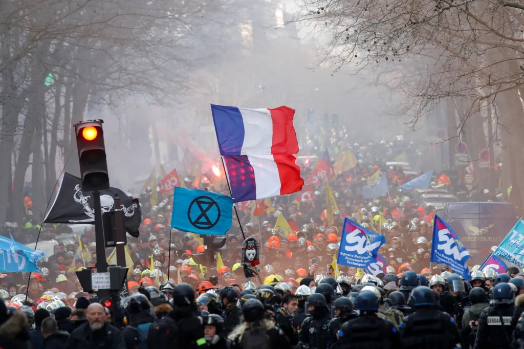 Francouzští policisté zasahují proti stávkujícím hasičům