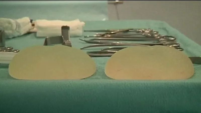 Čtyřletý trest za vadné prsní implantáty