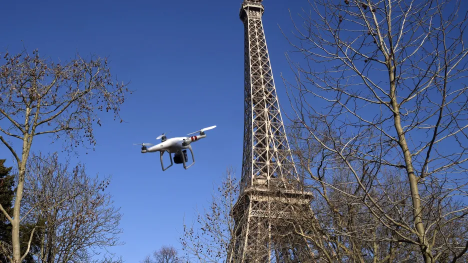 Drony v Paříži