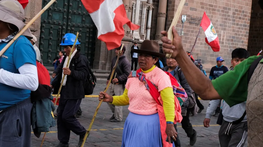 Lidé protestující ve městě Cuzco