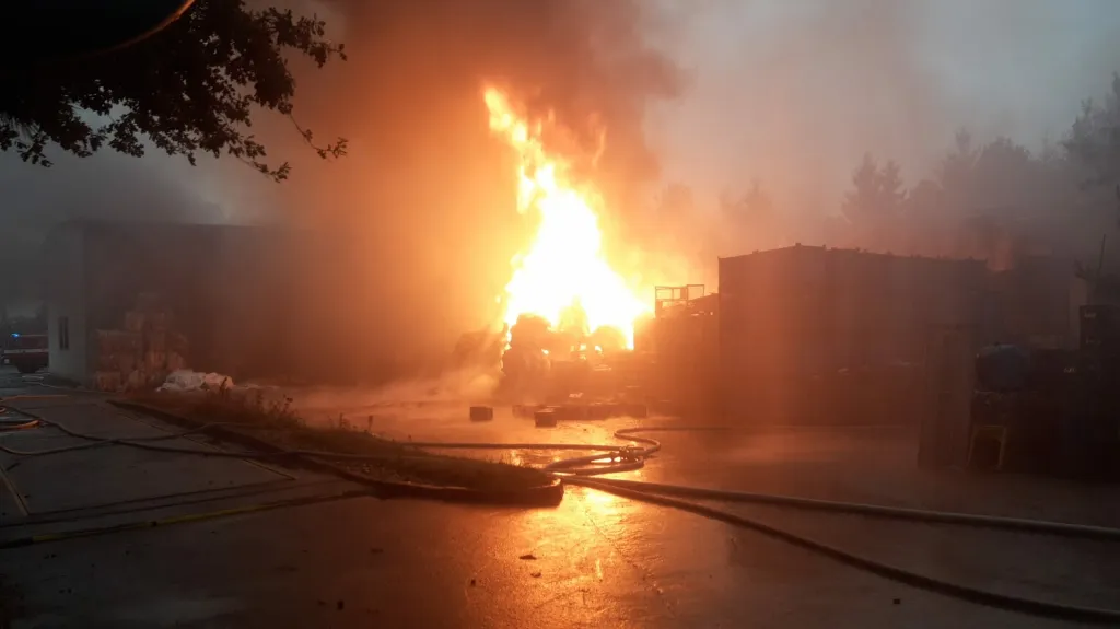 Požár dvou skladovacích hal v obci Záryby u Prahy