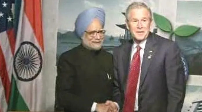Indický premiér Manmóhan Singh a americký prezident George Bush na summitu G8 v japonském Tójaku