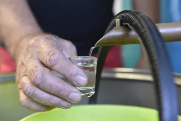 Česko opět zablokovalo mírnější pravidla pro domácí pálení alkoholu